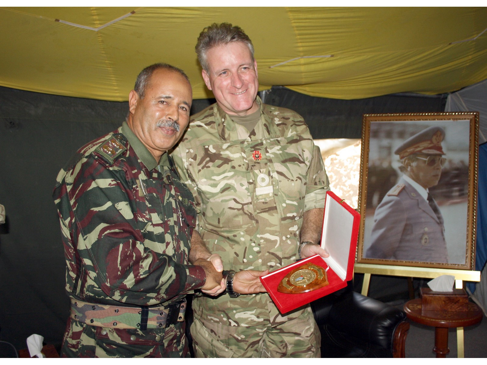 Jebel Sahara 2 - Col Maj Badr presents a plaque to CBF.jpg